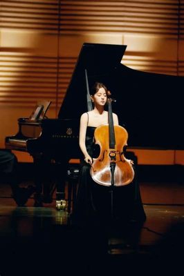 The Extraordinary Melody of Memories: Exploring Ouyang Nana's Emotional Cello Performance at the Beijing Philharmonic Hall