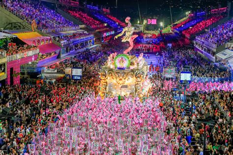 A Visita Surpreendente de Vicente Fernández ao Carnaval de Salvador: Samba, Alegria e uma Dose de Mariachi!