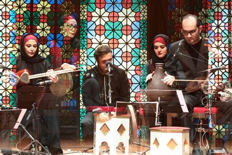 Um Concerto Inesperado de Tehran: O Encontro Mágico Entre a Música Tradicional Iraniana e o Pop Moderno de Touraj